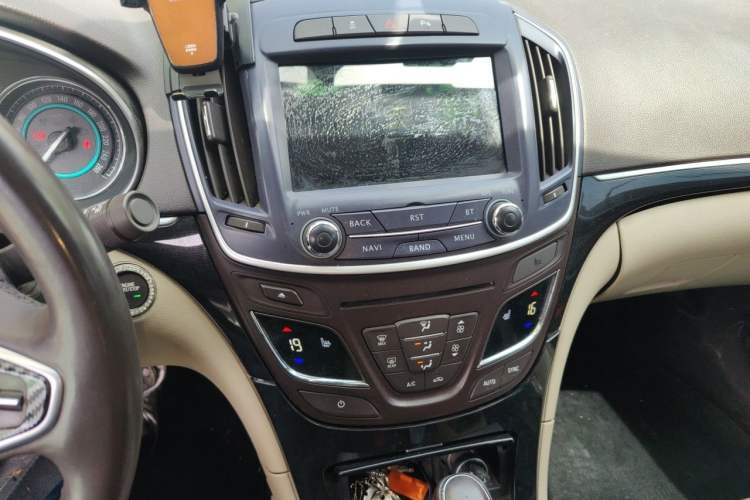 Used Buick Regal 2015 2.0L Elite Fashion Edition Audio And AC Panel
