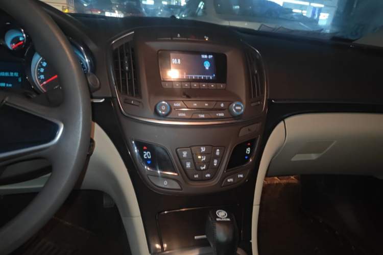 Used Buick Regal 2015 2.0L Leading Fashion Edition Audio And AC Panel