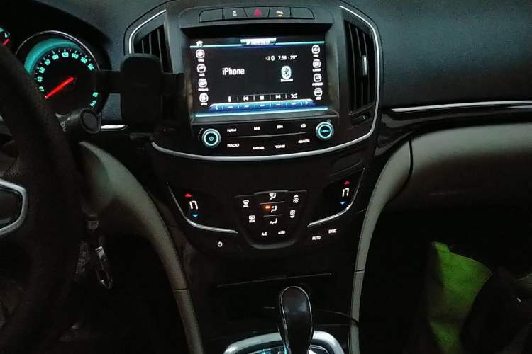 Used Buick Regal 2015 2.0L Leading Fashion Edition Audio And AC Panel