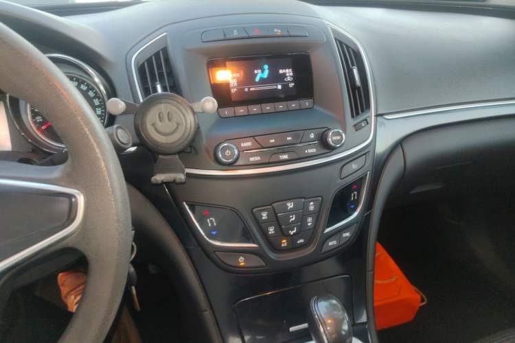 Used Buick Regal 2015 1.6T Leading Technology Model Audio And AC Panel