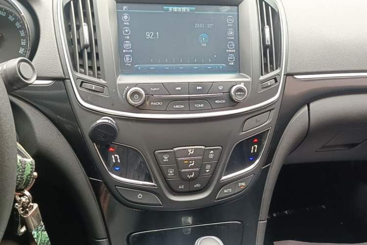 Used Buick Regal 2015 1.6T Leading Technology Model Audio And AC Panel