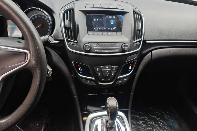 Used Buick Regal 2015 1.6T Leading Technology Model Audio And AC Panel
