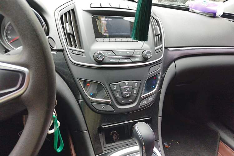 Used Buick Regal 2015 1.6T Leading Technology Model Audio And AC Panel