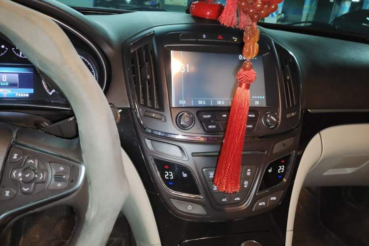 Used Buick Regal 2015 2.0L Elite Fashion Edition Audio And AC Panel