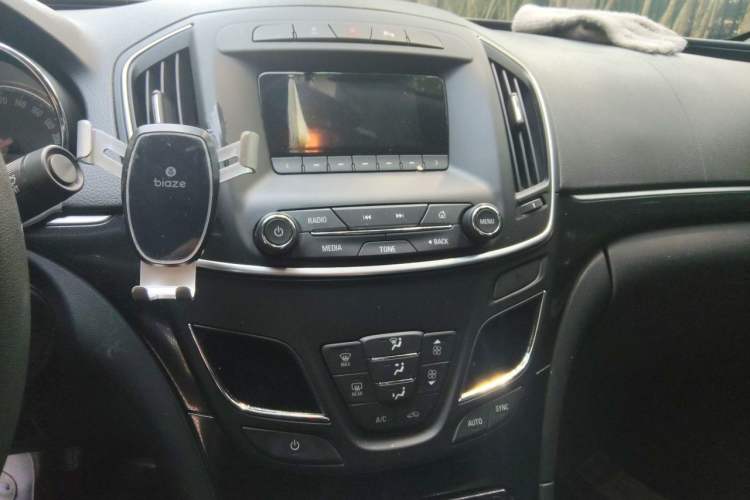 Used Buick Regal 2015 1.6T Leading Technology Model Audio And AC Panel