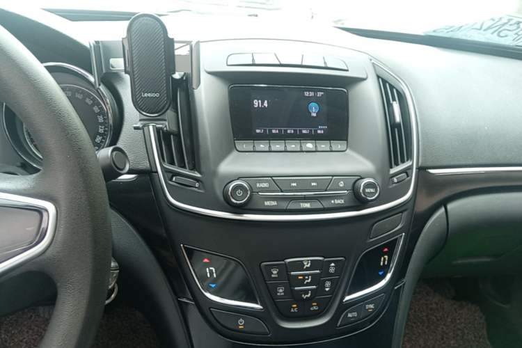 Used Buick Regal 2015 1.6T Leading Technology Model Audio And AC Panel