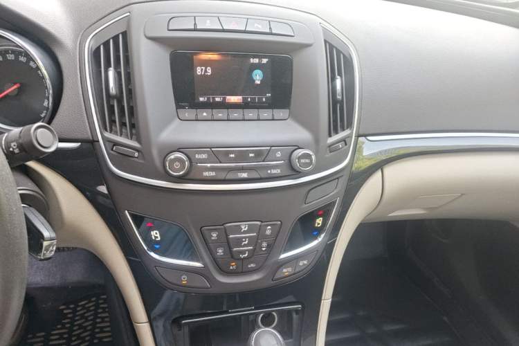 Used Buick Regal 2015 2.0L Leading Fashion Edition Audio And AC Panel