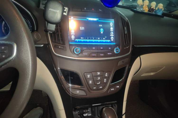 Used Buick Regal 2015 2.0L Elite Fashion Edition Audio And AC Panel