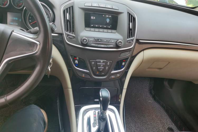 Used Buick Regal 2015 2.0L Leading Fashion Edition Audio And AC Panel