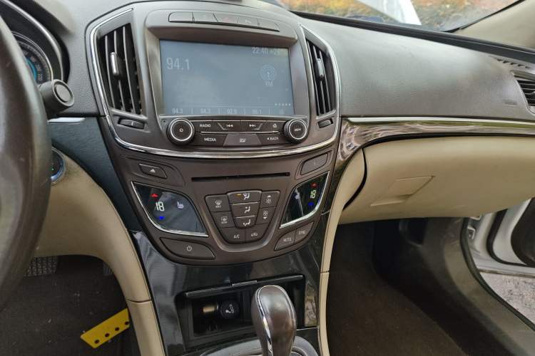 Used Buick Regal 2015 2.0L Elite Fashion Edition Audio And AC Panel