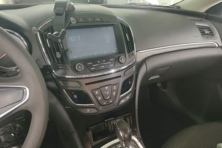 Used Buick Regal 2015 1.6T Leading Technology Model Audio And AC Panel