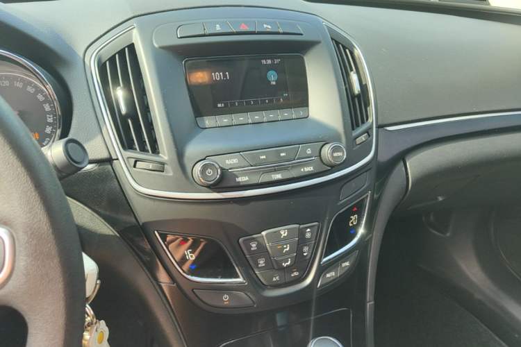 Used Buick Regal 2015 1.6T Leading Technology Model Audio And AC Panel
