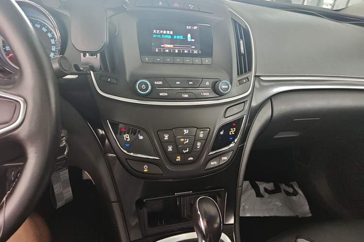 Used Buick Regal 2015 1.6T Leading Technology Model Audio And AC Panel
