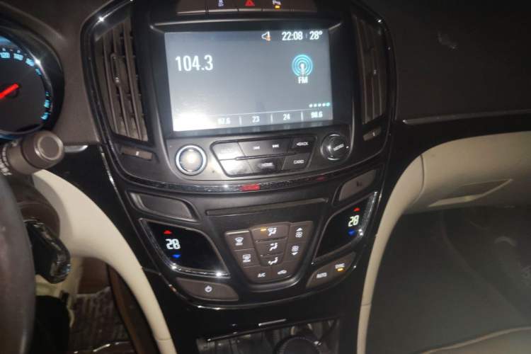 Used Buick Regal 2015 2.0L Leading Fashion Edition Audio And AC Panel