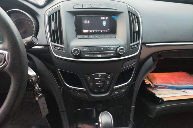 Used Buick Regal 2015 1.6T Leading Technology Model Audio And AC Panel