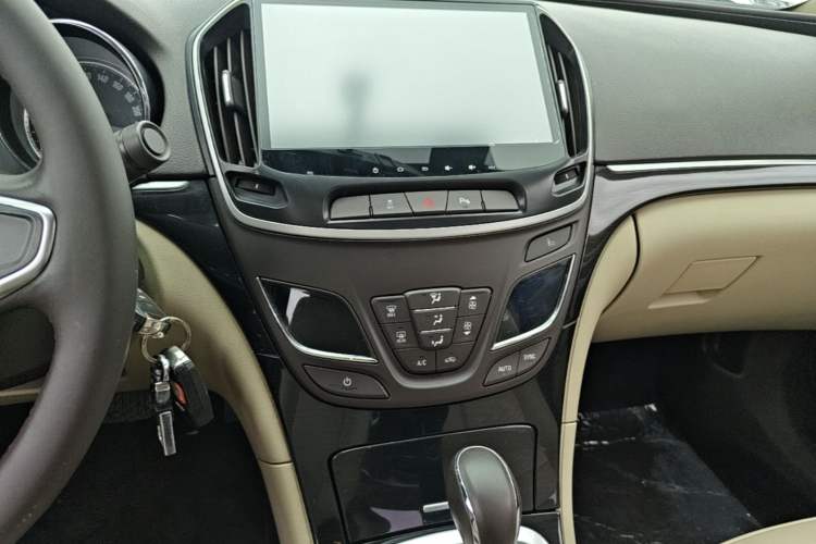 Used Buick Regal 2015 2.0L Leading Fashion Edition Audio And AC Panel