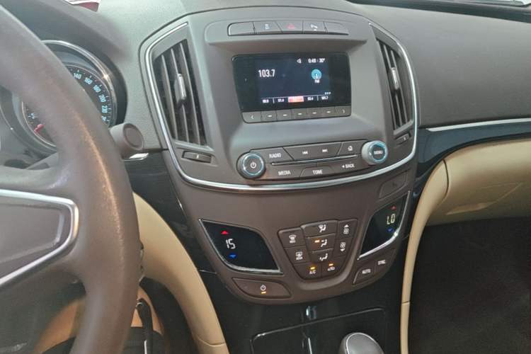 Used Buick Regal 2015 2.0L Leading Fashion Edition Audio And AC Panel