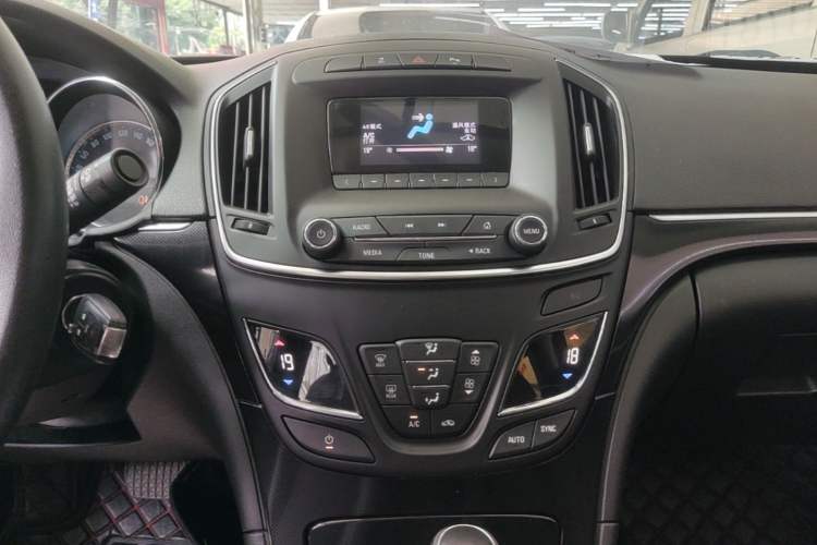 Used Buick Regal 2015 1.6T Leading Technology Model Audio And AC Panel