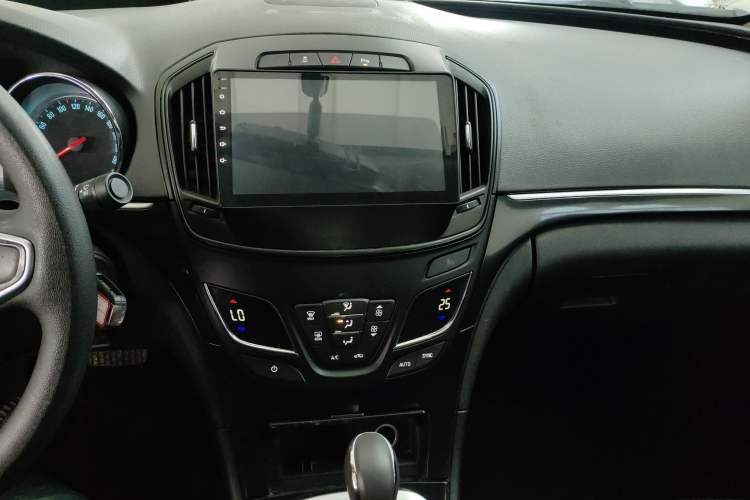 Used Buick Regal 2015 1.6T Leading Technology Model Audio And AC Panel