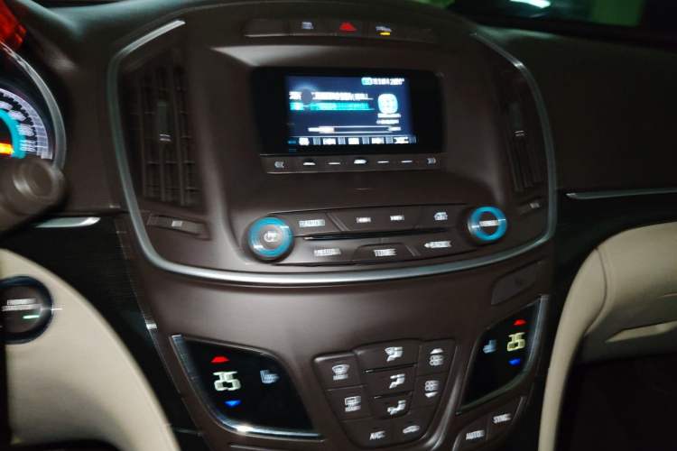 Used Buick Regal 2015 2.0L Elite Fashion Edition Audio And AC Panel