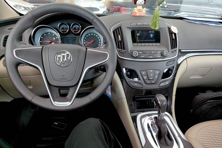 Used Buick Regal 2015 2.0L Leading Fashion Edition Center Console