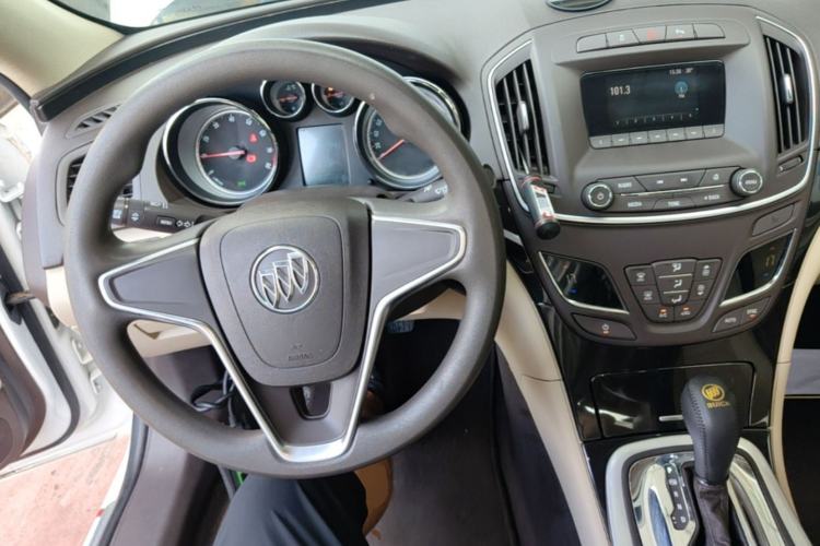 Used Buick Regal 2015 2.0L Leading Fashion Edition Center Console