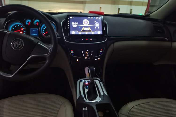 Used Buick Regal 2015 2.0L Leading Fashion Edition Center Console