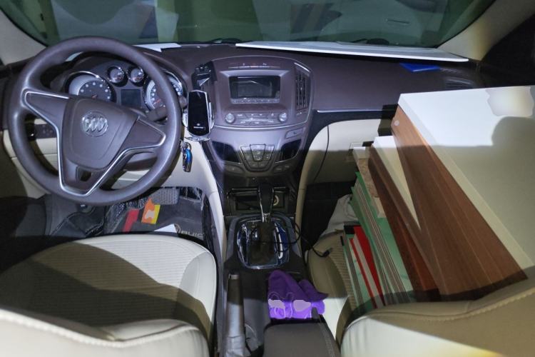 Used Buick Regal 2015 2.0L Leading Fashion Edition Center Console