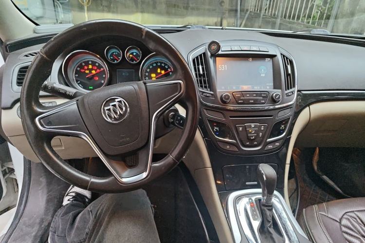 Used Buick Regal 2015 2.0L Leading Fashion Edition Center Console