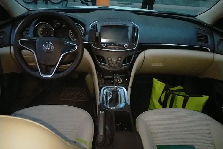 Used Buick Regal 2015 2.0L Leading Fashion Edition Center Console