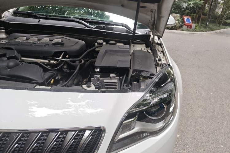 Used Buick Regal 2015 2.0L Elite Fashion Edition Engine Bay Left