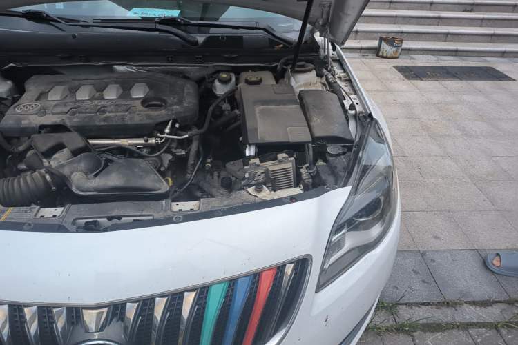 Used Buick Regal 2015 2.0L Elite Fashion Edition Engine Bay Left