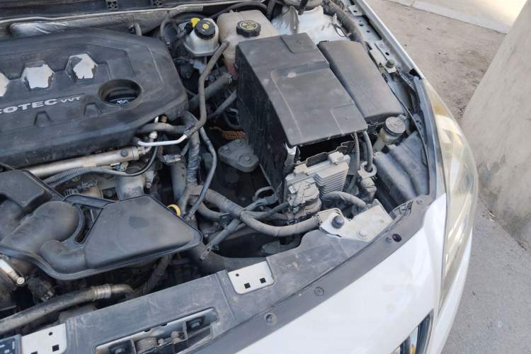 Used Buick Regal 2015 2.0L Elite Fashion Edition Engine Bay Left