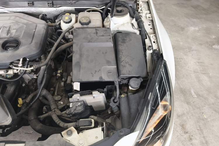 Used Buick Regal 2015 2.0L Elite Fashion Edition Engine Bay Left