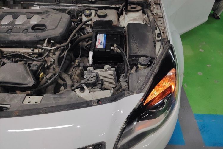 Used Buick Regal 2015 2.0L Elite Fashion Edition Engine Bay Left