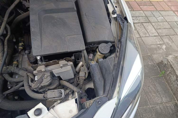 Used Buick Regal 2015 2.0L Elite Fashion Edition Engine Bay Left