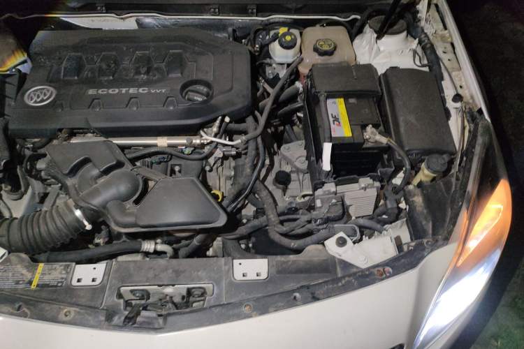 Used Buick Regal 2015 2.0L Elite Fashion Edition Engine Bay Left