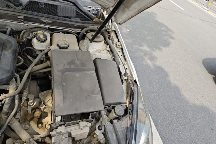 Used Buick Regal 2015 2.0L Elite Fashion Edition Engine Bay Left