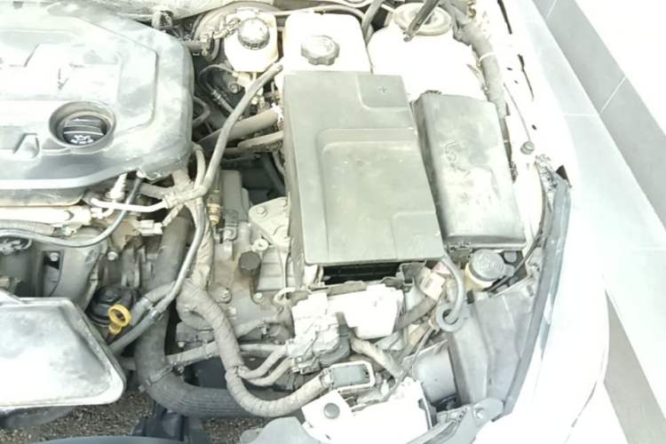 Used Buick Regal 2015 2.0L Elite Fashion Edition Engine Bay Left