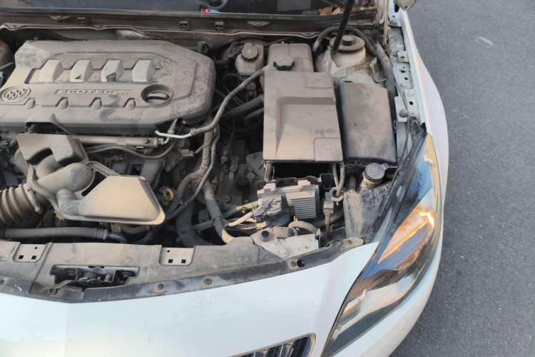 Used Buick Regal 2015 2.0L Elite Fashion Edition Engine Bay Left