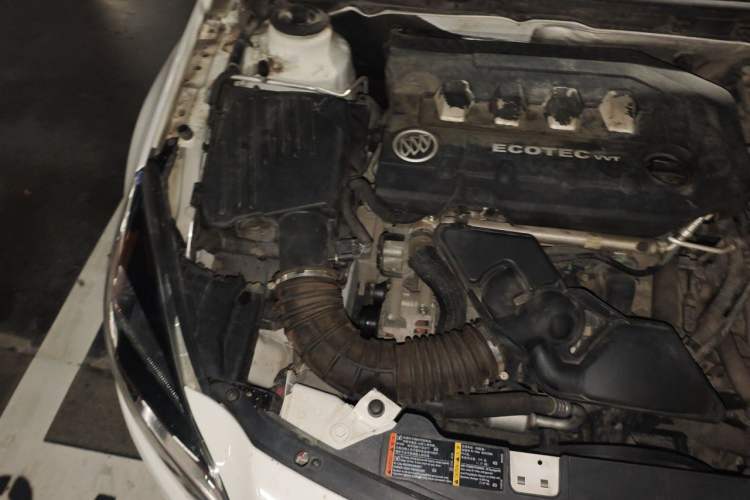 Used Buick Regal 2015 2.0L Elite Fashion Edition Engine Bay Right