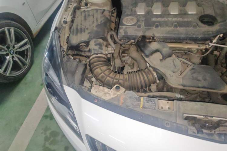Used Buick Regal 2015 2.0L Elite Fashion Edition Engine Bay Right