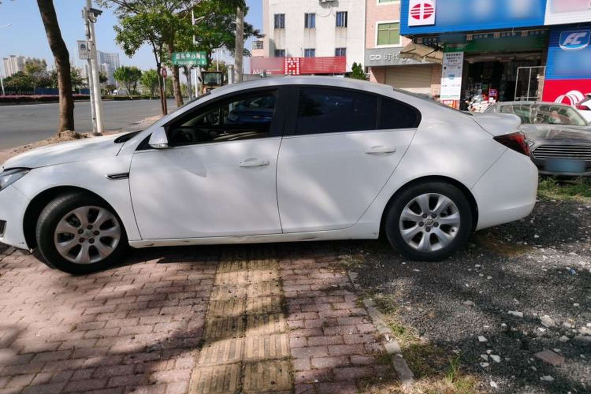 Used Buick Regal 2015 2.0L Leading Fashion Edition Exterior 3