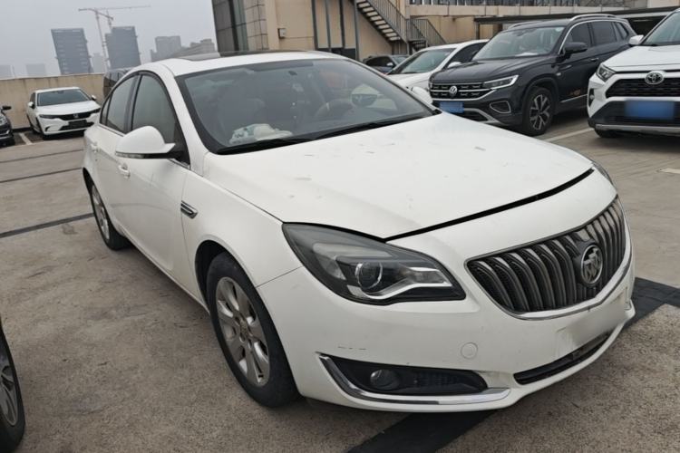 Used Buick Regal 2015 2.0L Leading Fashion Edition Front Right 45 Deg