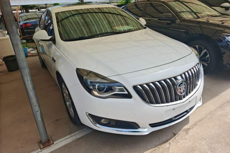 Used Buick Regal 2015 2.0L Leading Fashion Edition Front Right 45 Deg