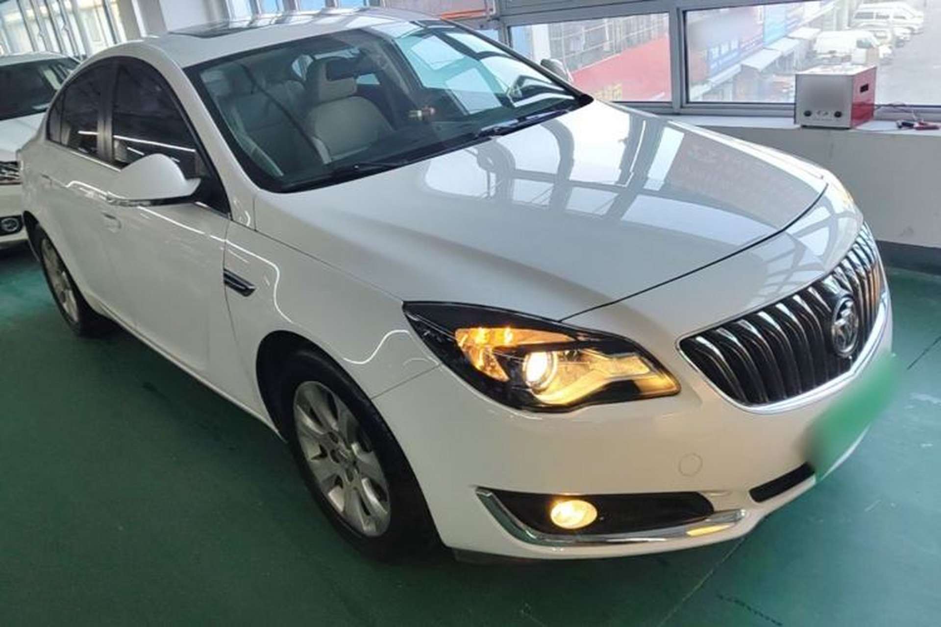 Used Buick Regal 2015 2.0L Leading Fashion Edition Front Right 45 Deg
