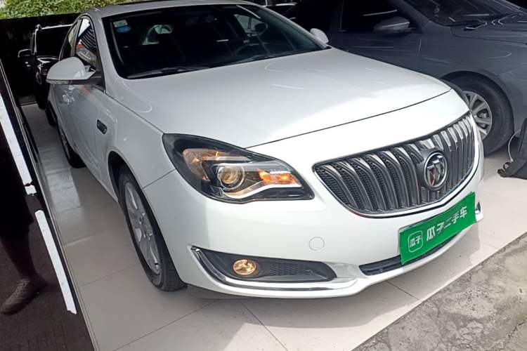 Used Buick Regal 2015 1.6T Leading Technology Model Front Right 45 Deg