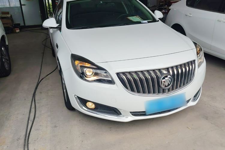 Used Buick Regal 2015 1.6T Leading Technology Model Front Right 45 Deg