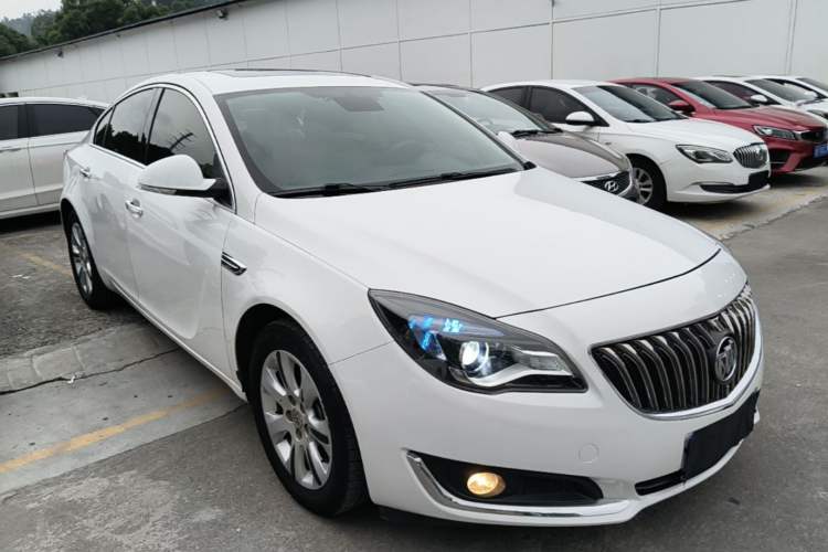 Used Buick Regal 2015 2.0L Elite Fashion Edition Front Right 45 Deg