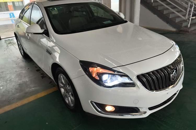 Used Buick Regal 2015 2.0L Leading Fashion Edition Front Right 45 Deg